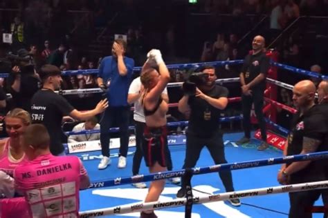 boxer flashes crowd after fight|Boxing: Daniella Hemsley flashes crowd after Kingpyn。